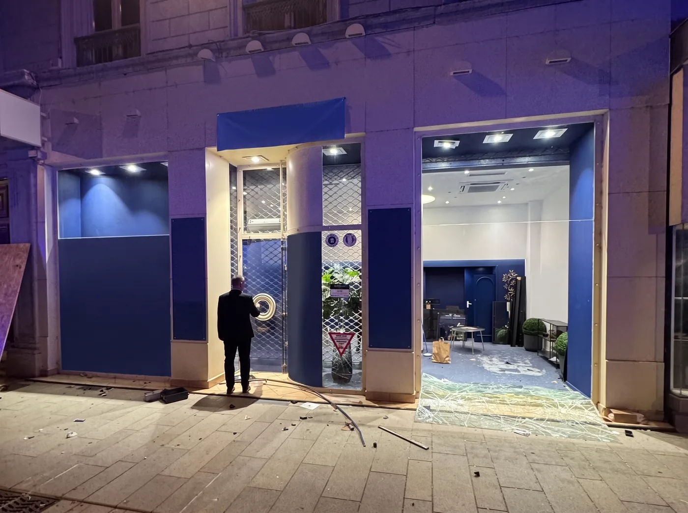 Commerce dont la vitrine a été brisée lors d'une effraction